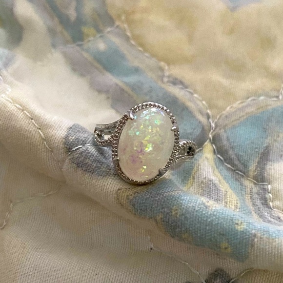 Pretty silver ring with simulated Opal stone - Picture 1 of 4